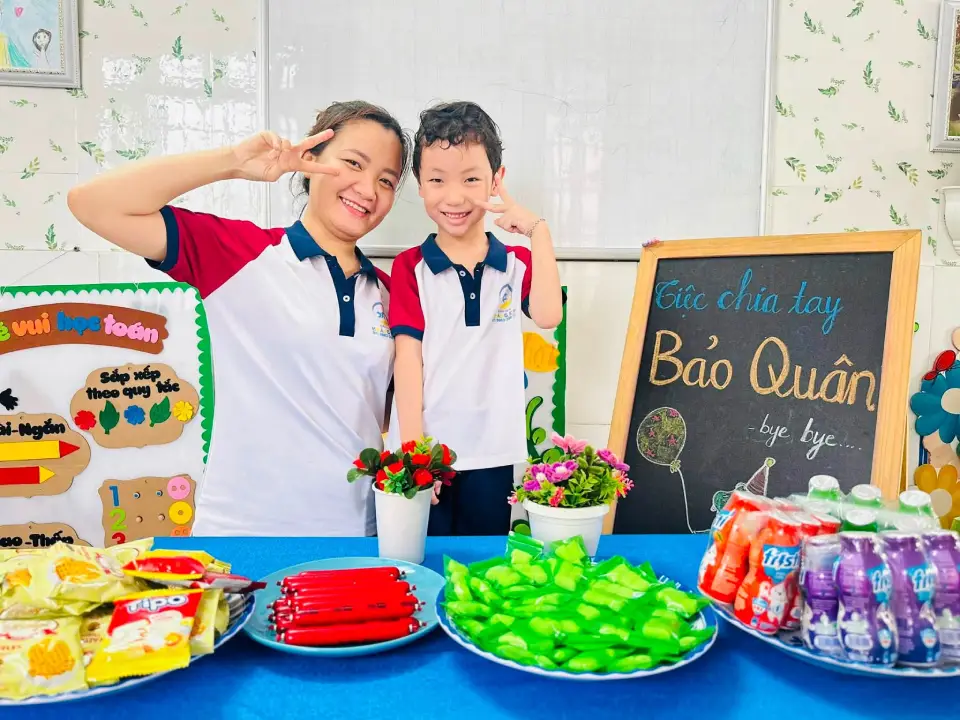 Bé Bảo Quân lưu lại khoảnh khắc đáng yêu trong ngày chia tay
