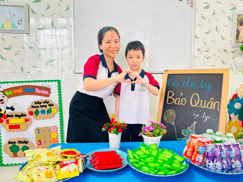 Bé Bảo Quân bên cô giáo tại Mầm non Hoàng Kim