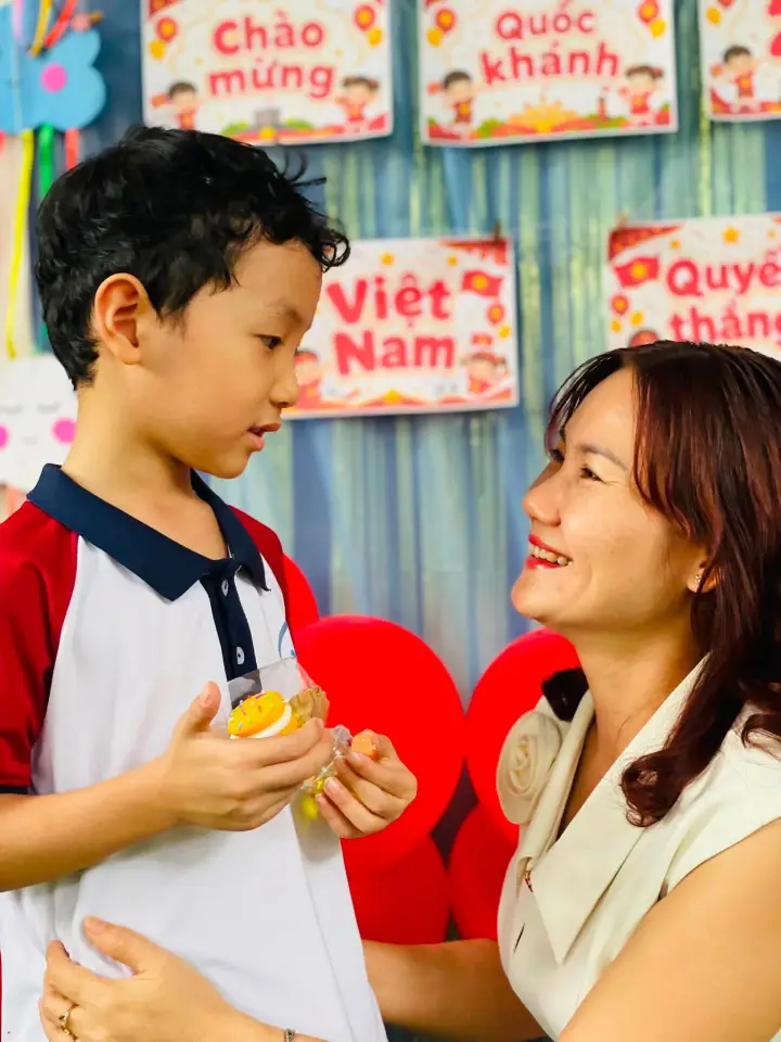 Khoảnh khắc vui vẻ của bé Bảo Quân trong buổi tiệc chia tay