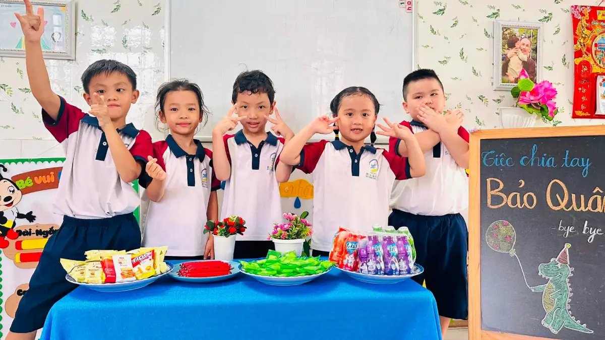 Nụ cười của bé Bảo Quân trong ngày chia tay