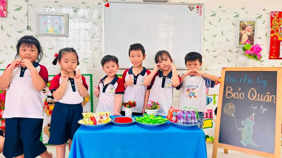 Bé Bảo Quân lưu giữ những khoảnh khắc yêu thương tại trường