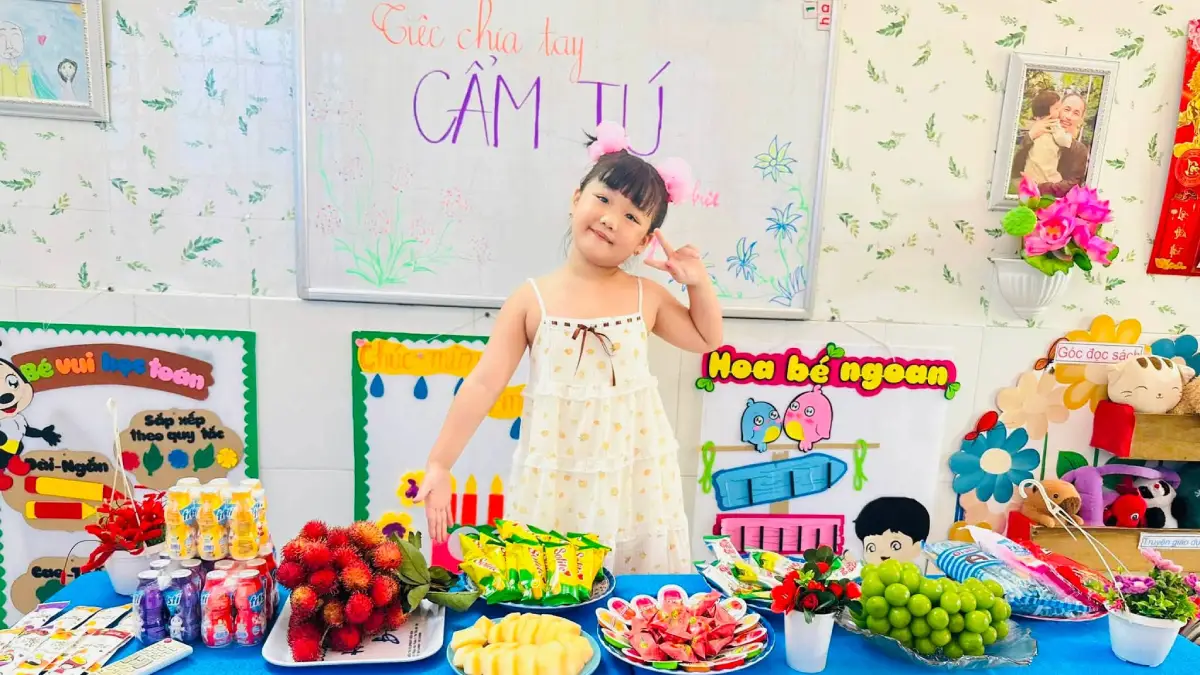 Bé Cẩm Tú trong buổi tiệc chia tay tại Mầm non Hoàng Kim