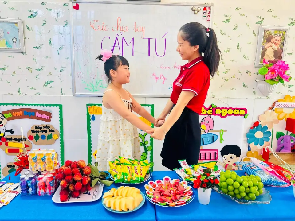Bé Cẩm Tú lưu lại khoảnh khắc đáng yêu trong ngày chia tay