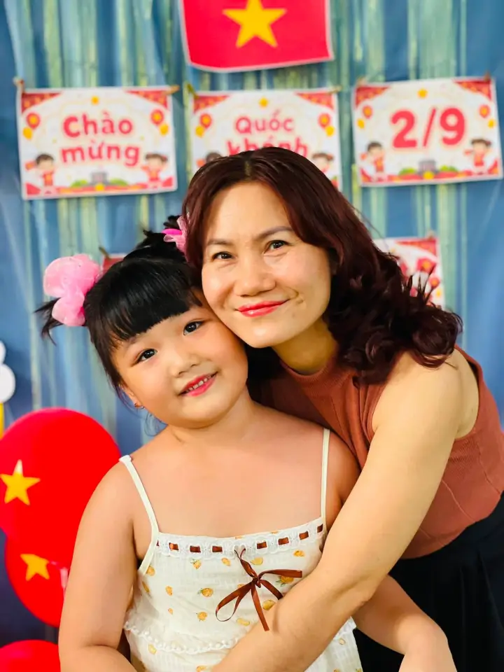 Bé Cẩm Tú vui vẻ trong buổi tiệc chia tay cùng cô và các bạn