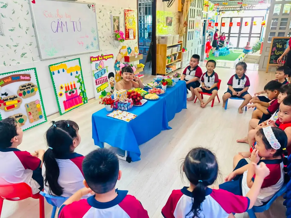 Khoảnh khắc đáng nhớ trong tiệc chia tay bé Cẩm Tú