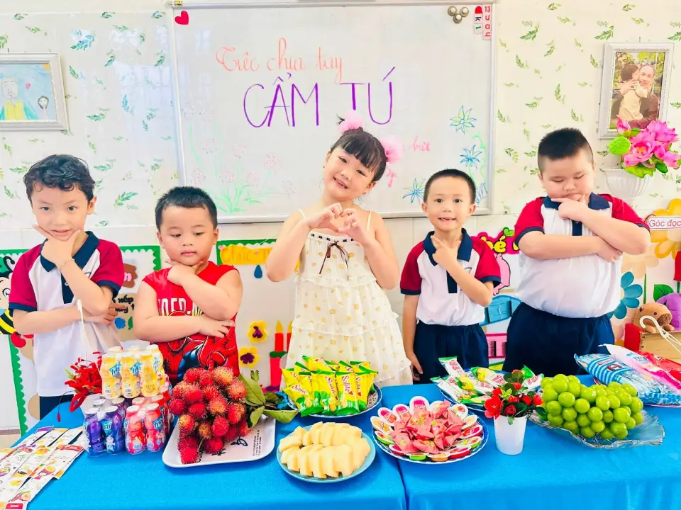 Nụ cười của bé Cẩm Tú trong ngày chia tay