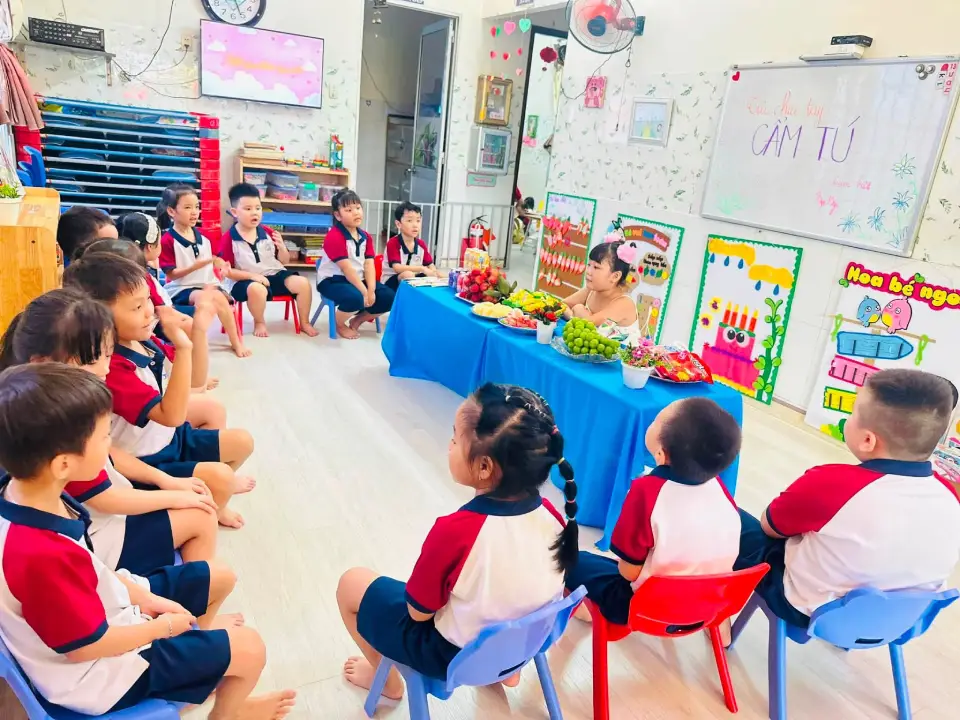 Bé Cẩm Tú lưu giữ kỷ niệm tại Mầm non Hoàng Kim