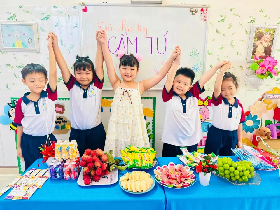 Khoảnh khắc yêu thương của bé Cẩm Tú tại trường