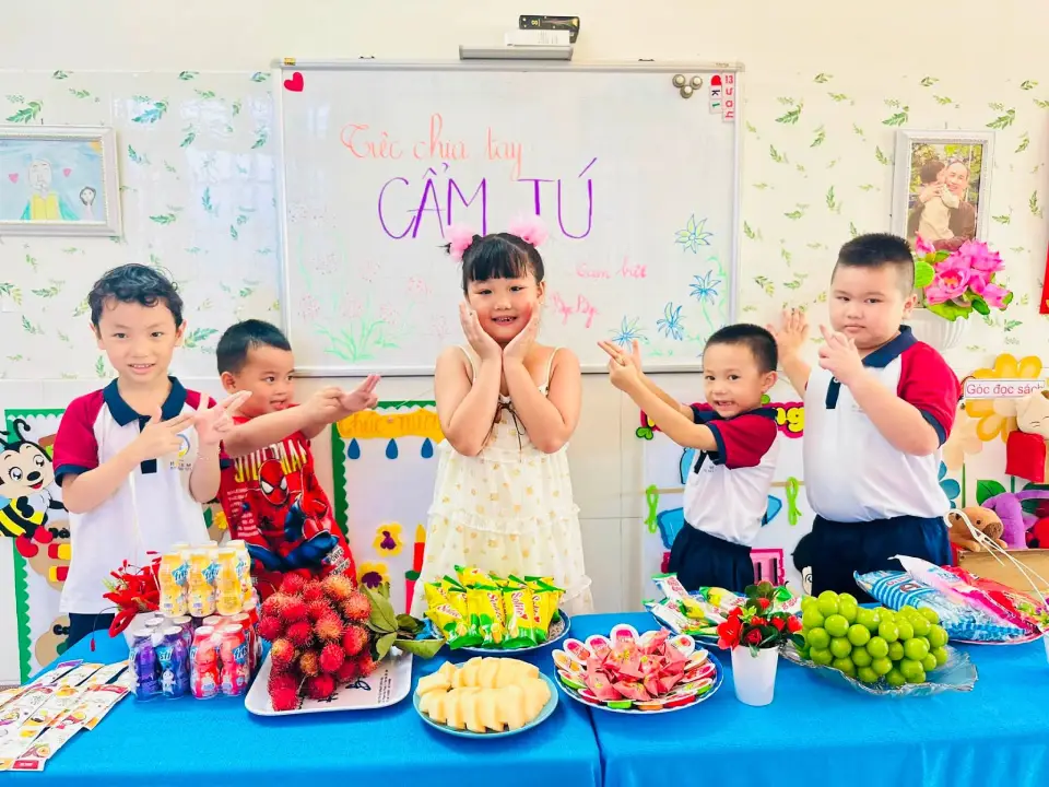 Kỷ niệm đáng yêu của bé Cẩm Tú cùng cô giáo