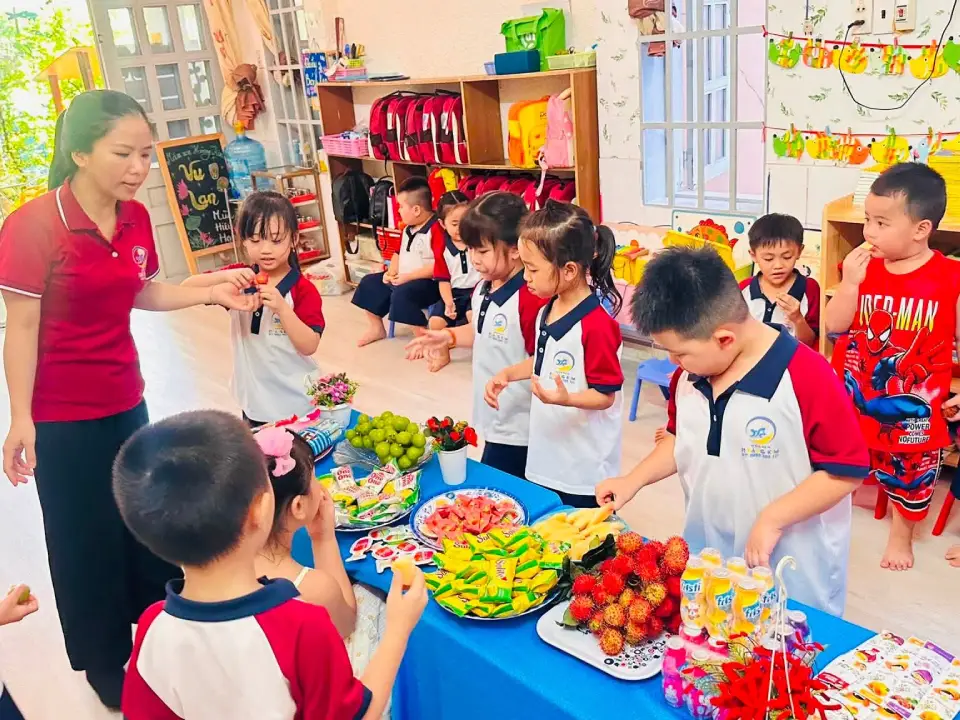 Khoảnh khắc chia tay đầy yêu thương của bé Cẩm Tú