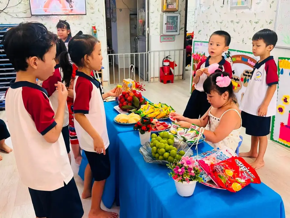 Bé Cẩm Tú lưu lại kỷ niệm trước khi vào lớp 1