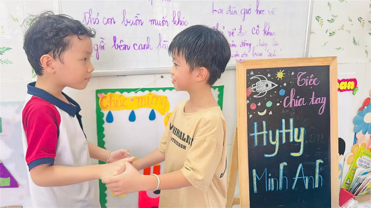 Bé Hy Hy trong buổi tiệc chia tay tại Mầm non Hoàng Kim
