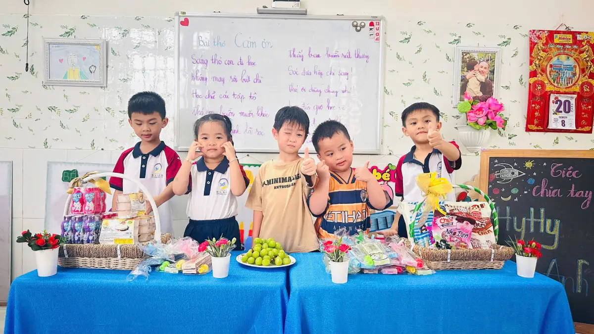 Bé Hy Hy lưu lại khoảnh khắc đáng yêu trong tiệc chia tay