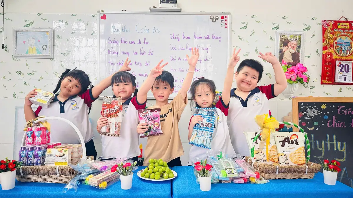 Bé Hy Hy bên những món quà trong buổi tiệc chia tay