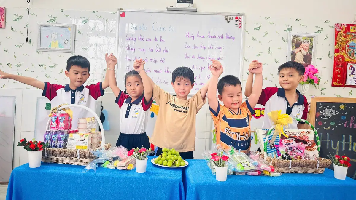 Khoảnh khắc vui vẻ của bé Hy Hy tại Mầm non Hoàng Kim