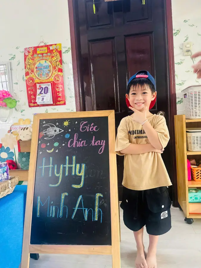 Bé Hy Hy vui vẻ bên các bạn tại Mầm non Hoàng Kim