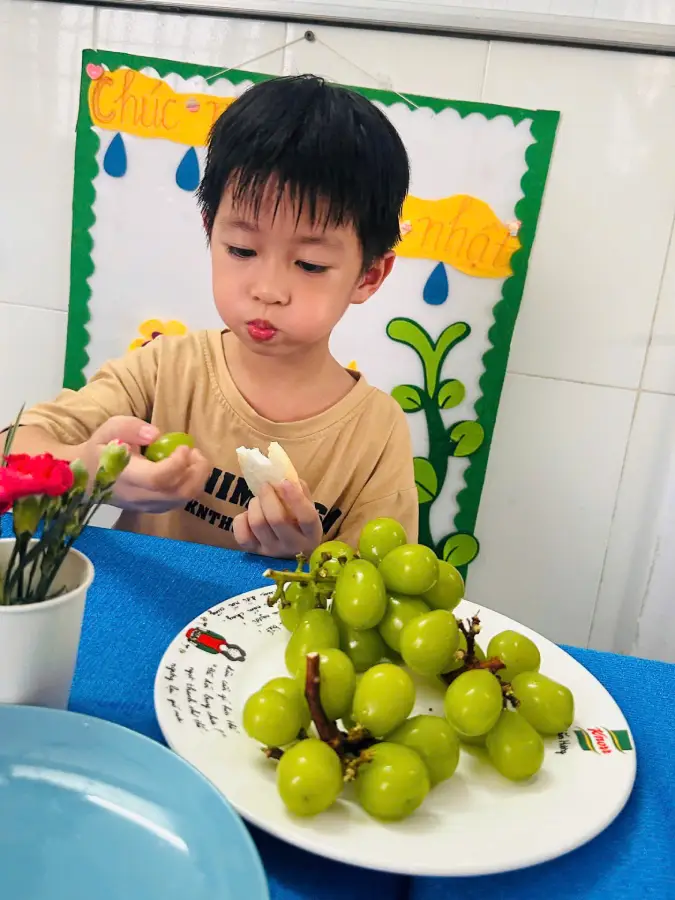 Khoảnh khắc đáng nhớ của bé Hy Hy bên các bạn