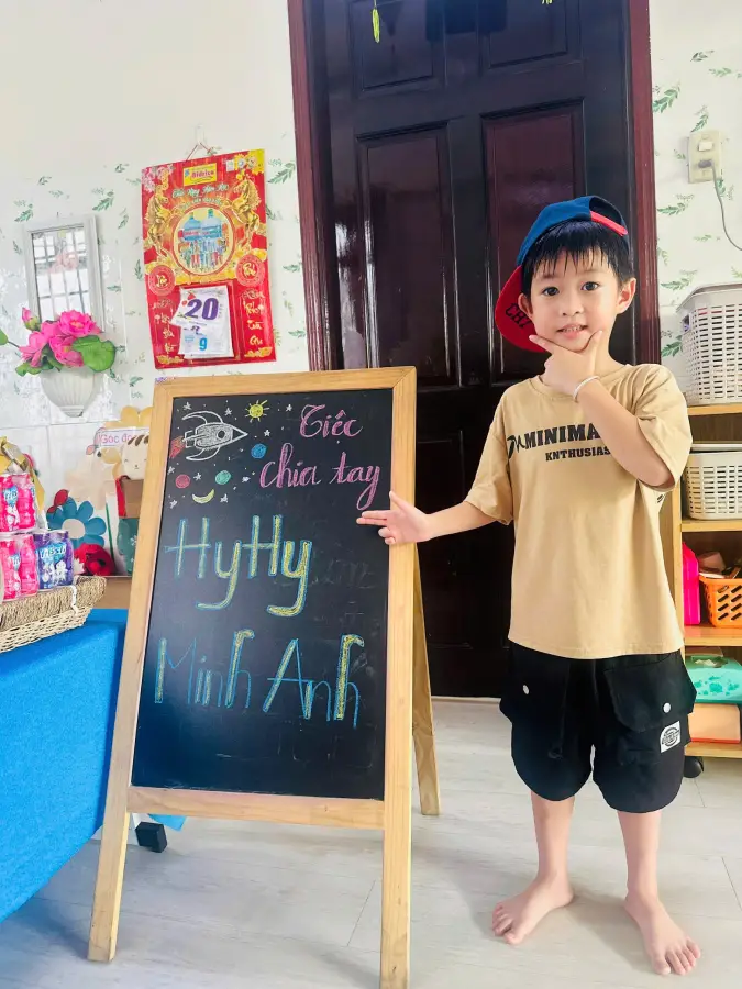 Nụ cười của bé Hy Hy trong buổi tiệc tại trường