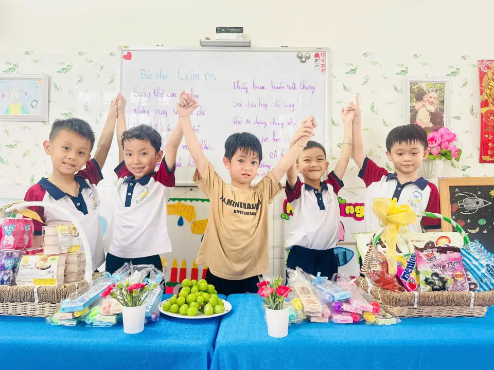 Bé Hy Hy lưu giữ kỷ niệm trong ngày chia tay