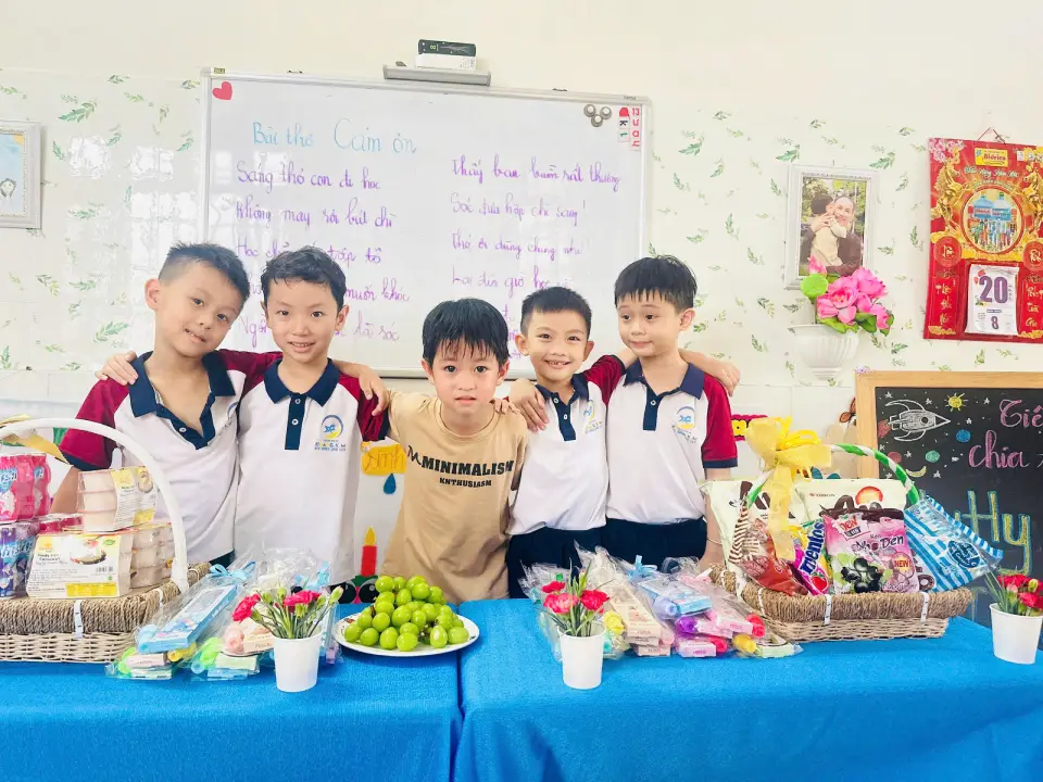 Khoảnh khắc yêu thương của bé Hy Hy tại trường