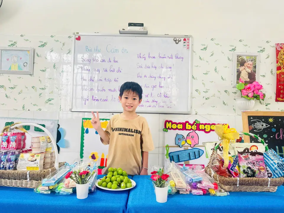 Bé Hy Hy trong những khoảnh khắc đáng nhớ cùng bạn bè