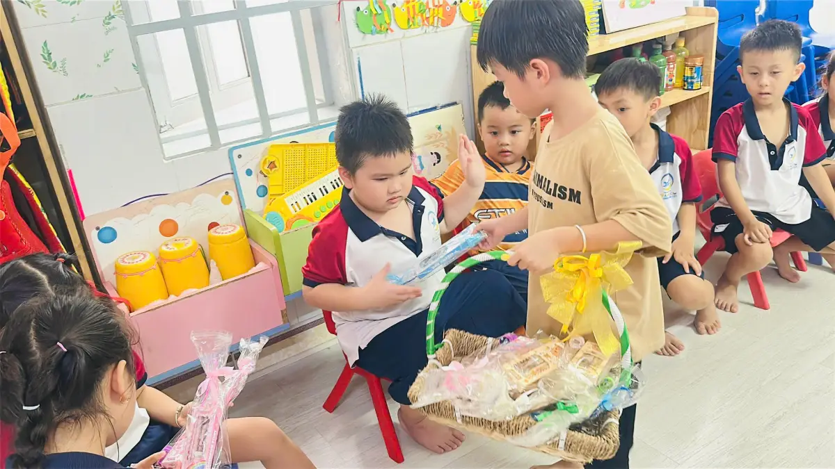 Kỷ niệm trong tiệc chia tay bé Hy Hy tại Mầm non Hoàng Kim