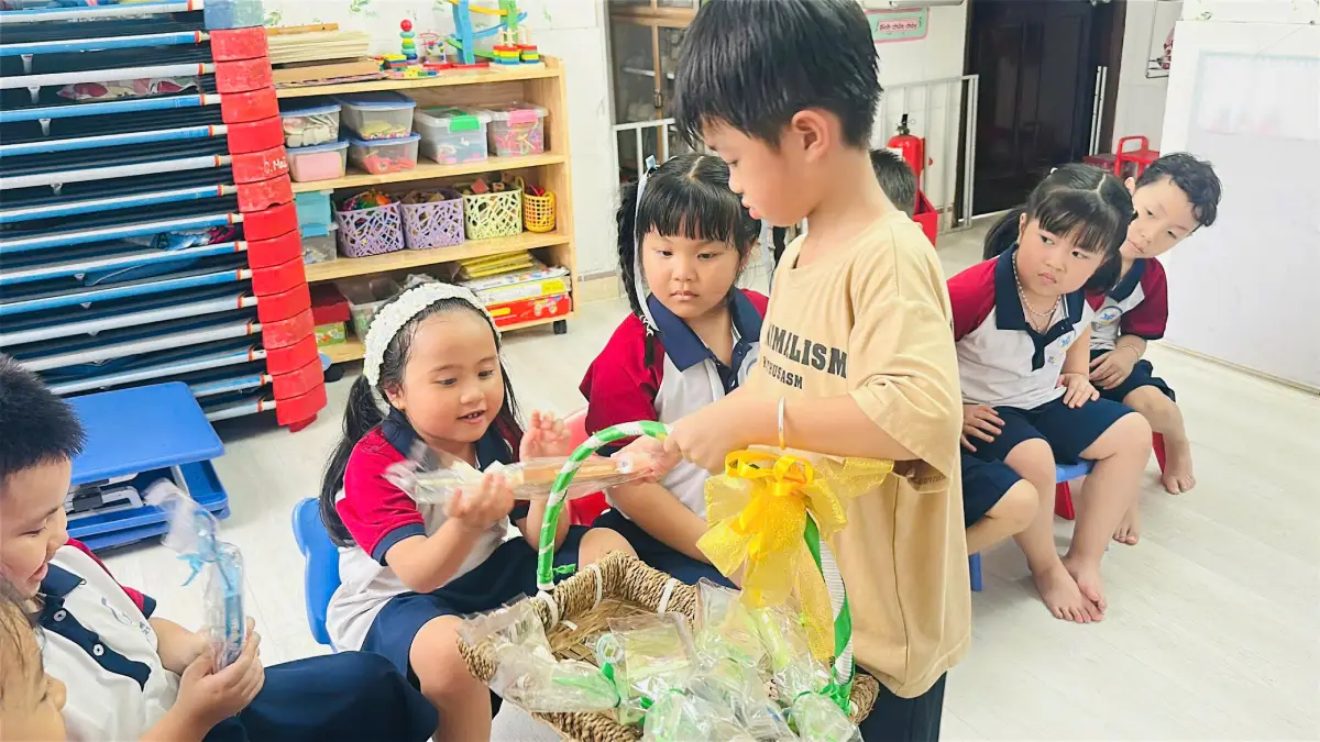 Bé Hy Hy vui vẻ trong buổi tiệc chia tay cùng các bạn