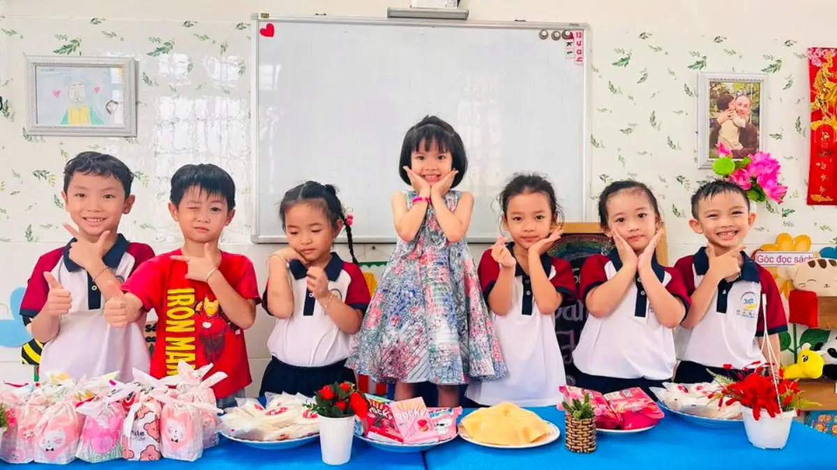 Tiệc chia tay bé Sam Hoàng Anh