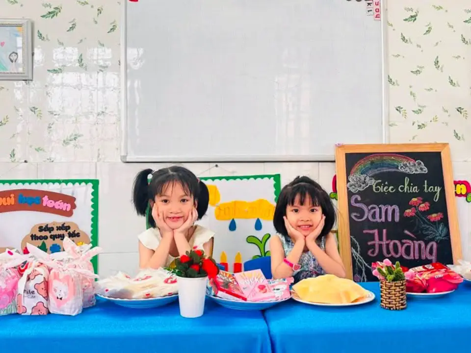 Bé Sam Hoàng Anh trong ngày chia tay Mầm non Hoàng Kim