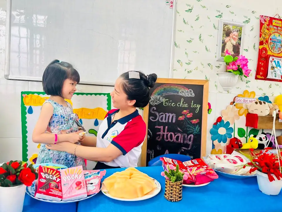 Khoảnh khắc trong tiệc chia tay bé Sam Hoàng Anh
