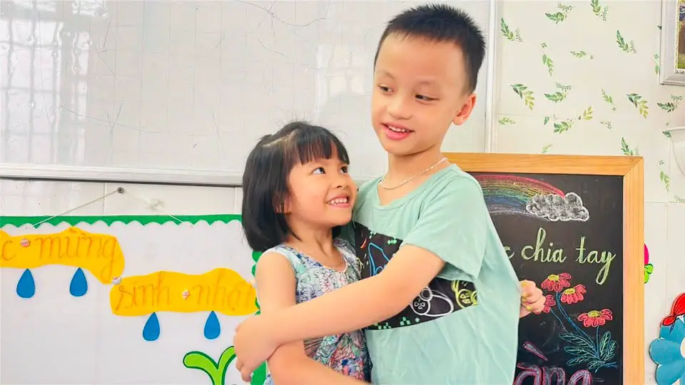 Khoảnh khắc chia tay bé Sam Hoàng Anh tại Mầm non Hoàng Kim