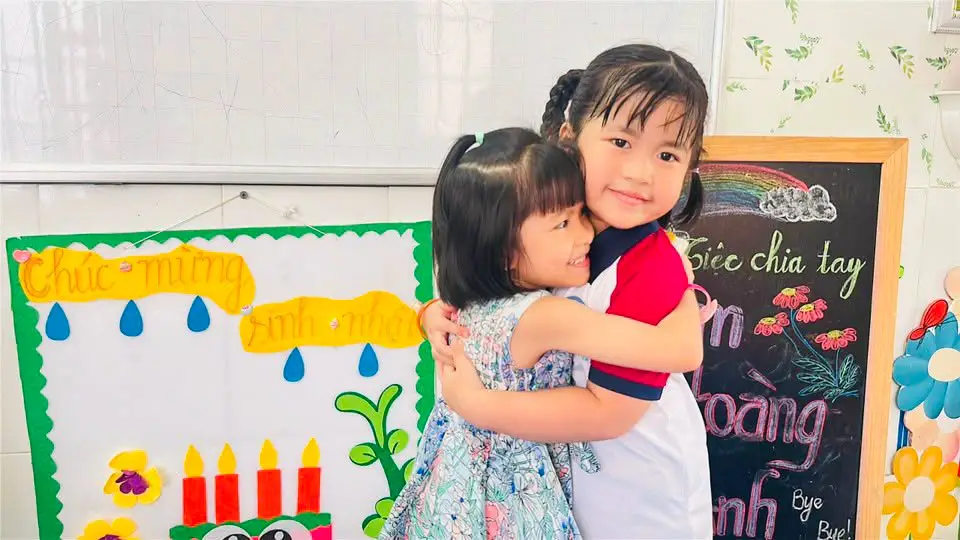 Bé Sam Hoàng Anh trong buổi chia tay tại trường
