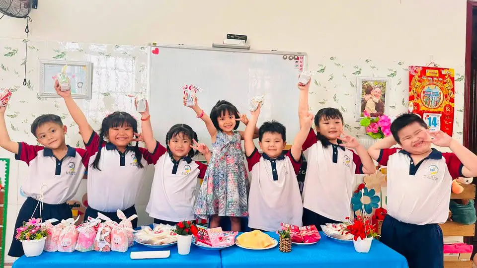 Khoảnh khắc cuối buổi tiệc chia tay bé Sam Hoàng Anh