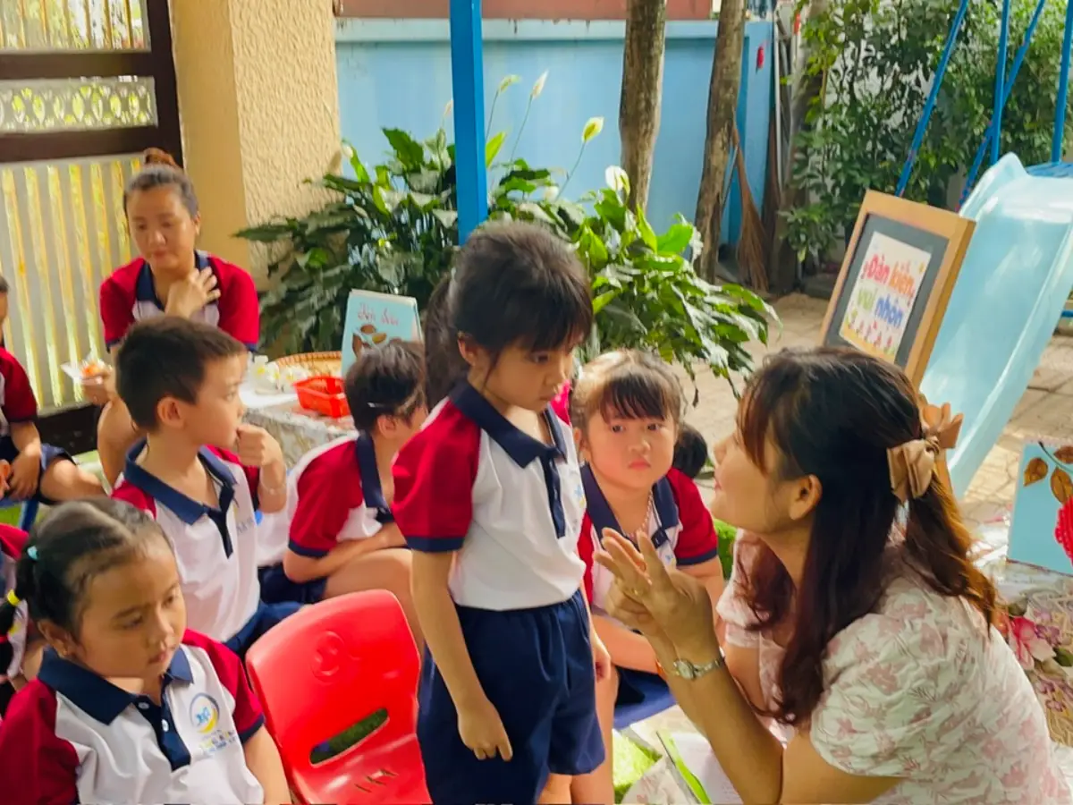 Các bé hào hứng tham gia phần đố vui về côn trùng