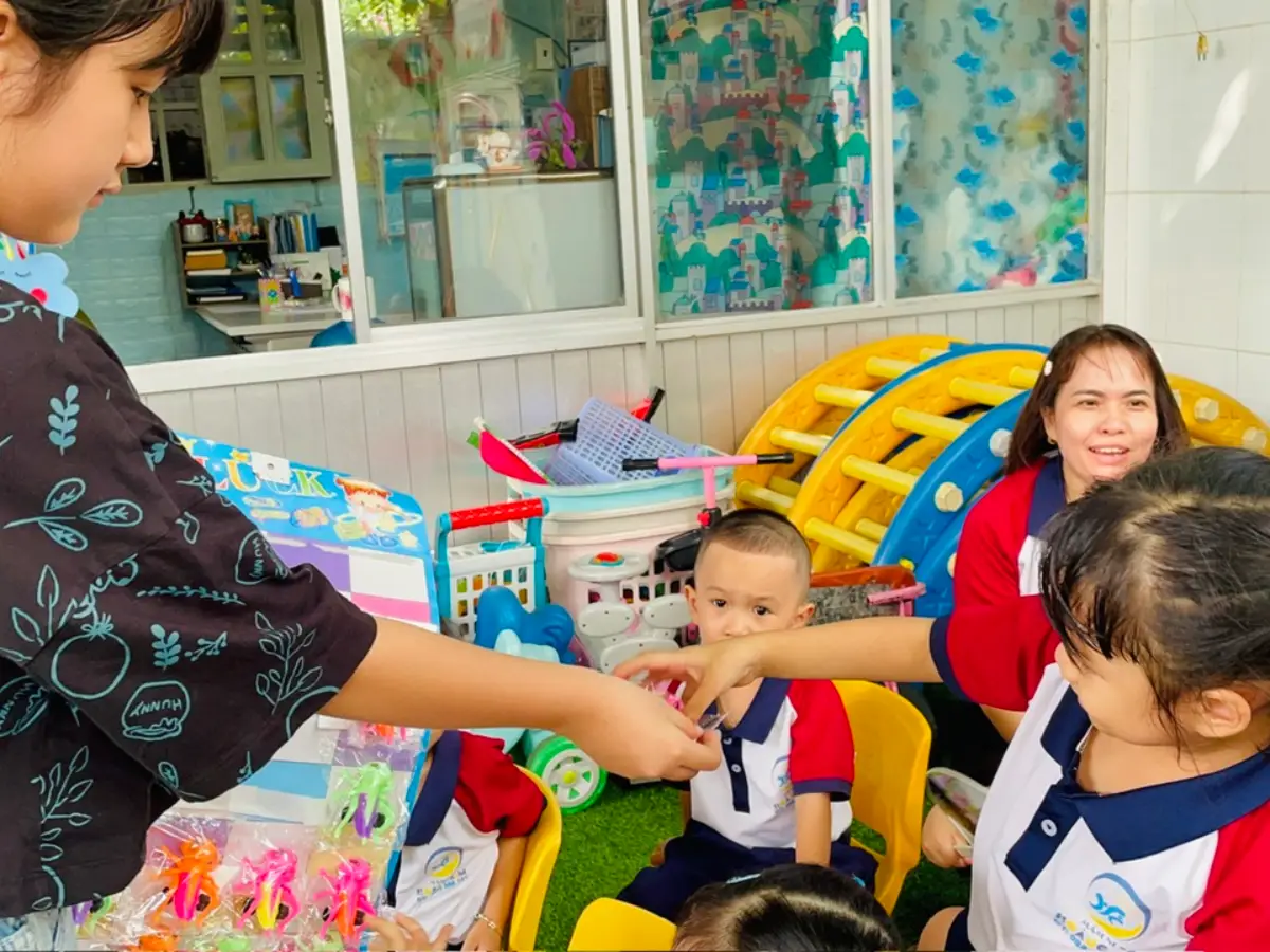 Bé nhận phần thưởng sau khi trả lời câu hỏi