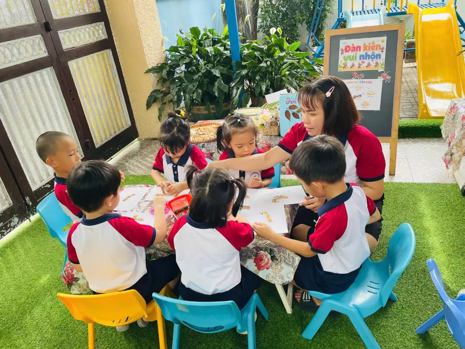 Các bé chăm chú nghe cô trò chuyện về các loài côn trùng
