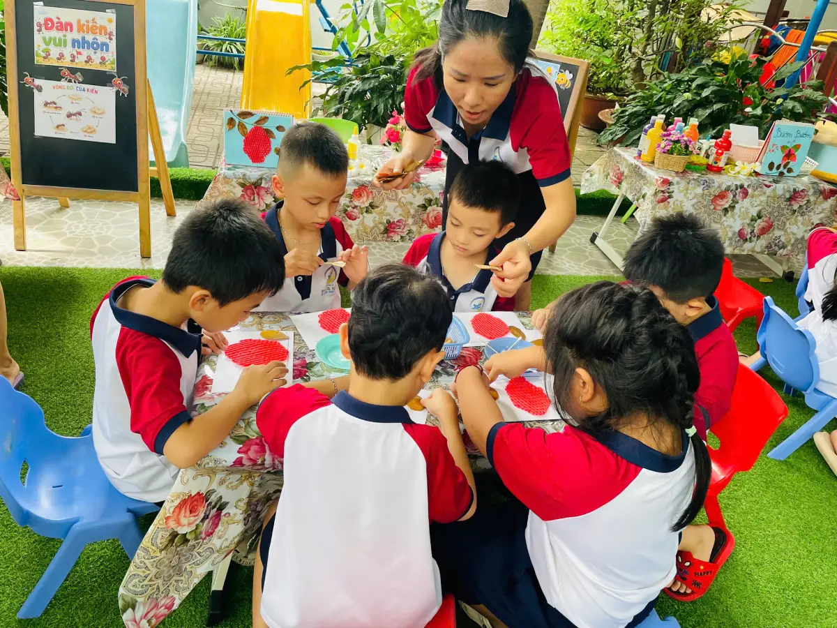 Cô giáo hướng dẫn bé tìm hiểu đặc điểm của côn trùng