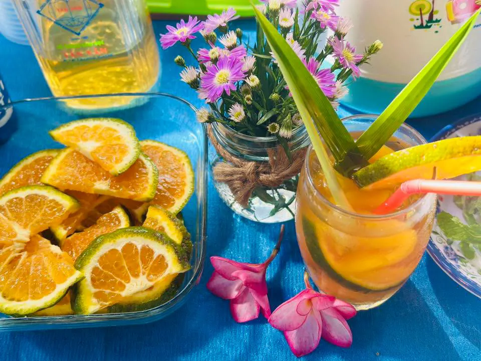 Khoảnh khắc vui tươi của bé trong tiệc trái cây