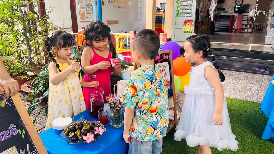 Các bé tham gia hoạt động trái cây nhiệt đới