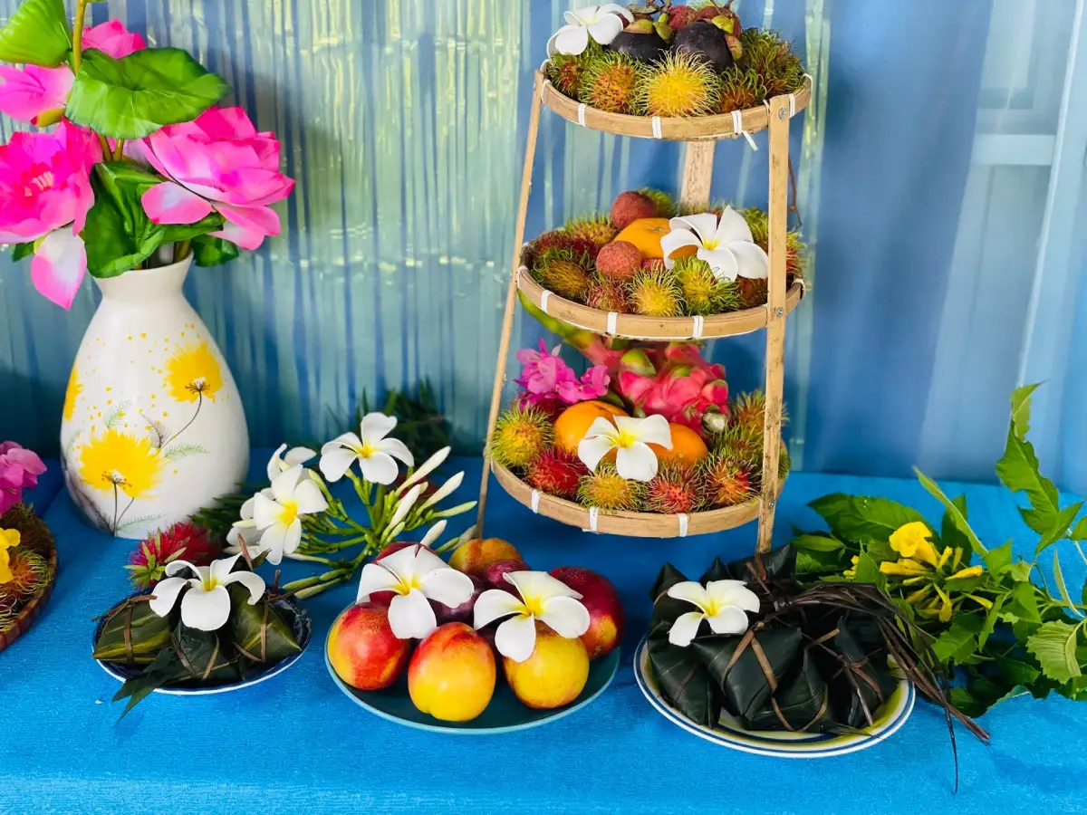 Mâm cỗ Tết Đoan Ngọ được chuẩn bị cho các bé