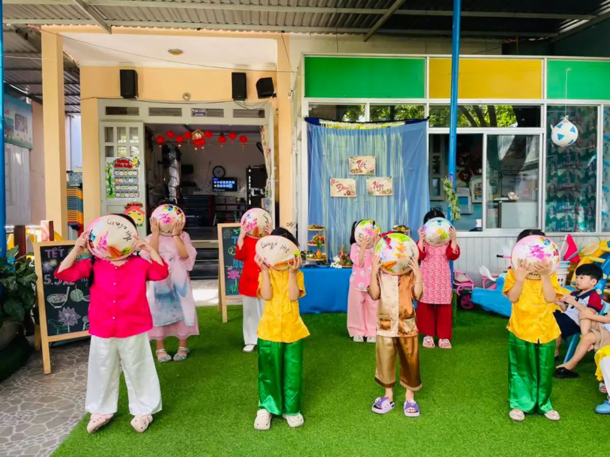 Các bé biểu diễn văn nghệ trong hoạt động Tết Đoan Ngọ