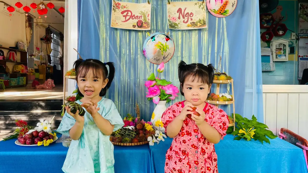 Khoảnh khắc check-in đáng yêu của bé trong ngày Tết Đoan Ngọ