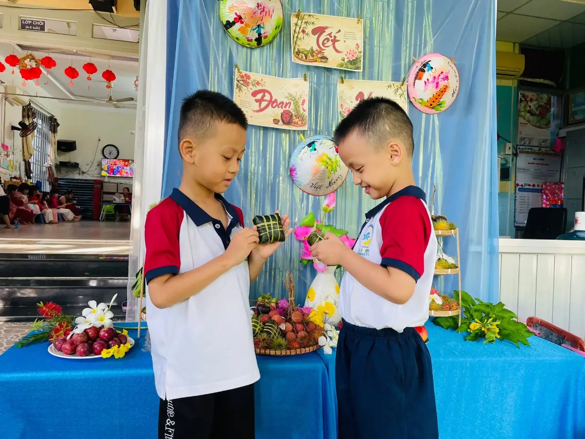 Các bé hào hứng tham gia hoạt động Tết Đoan Ngọ