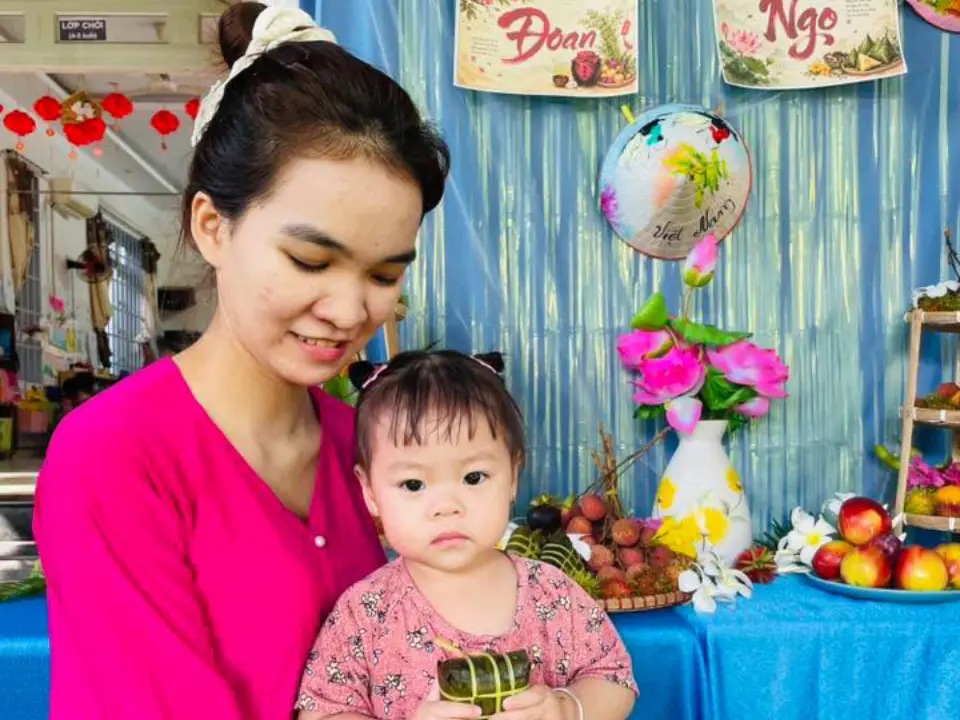 Cô và bé cùng lưu lại hình ảnh trong ngày hội
