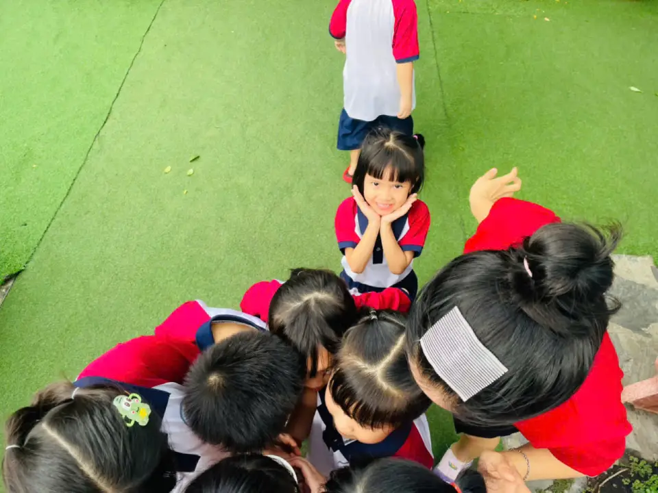 Cô giáo hướng dẫn các bé quan sát sâu bướm an toàn