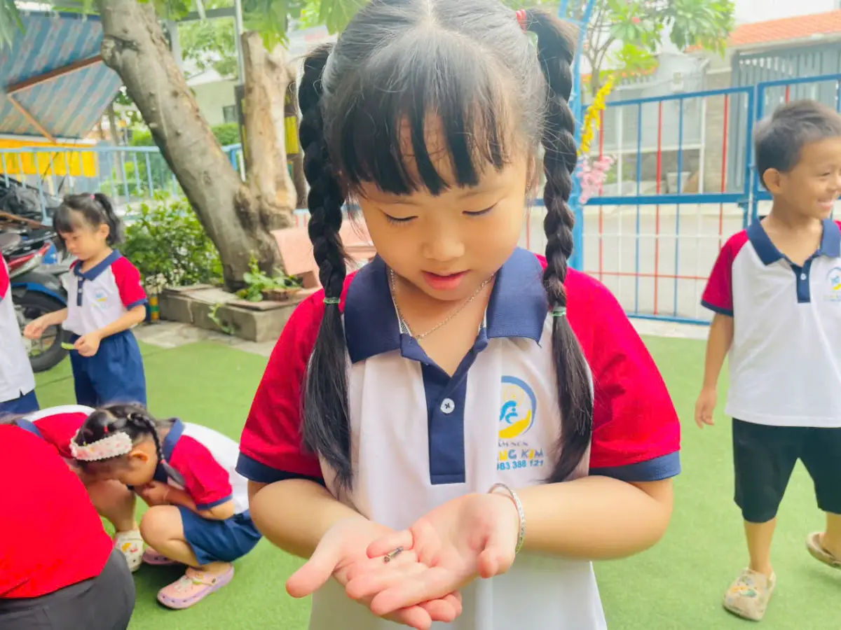 Khoảnh khắc đáng yêu của bé khi quan sát sâu bướm