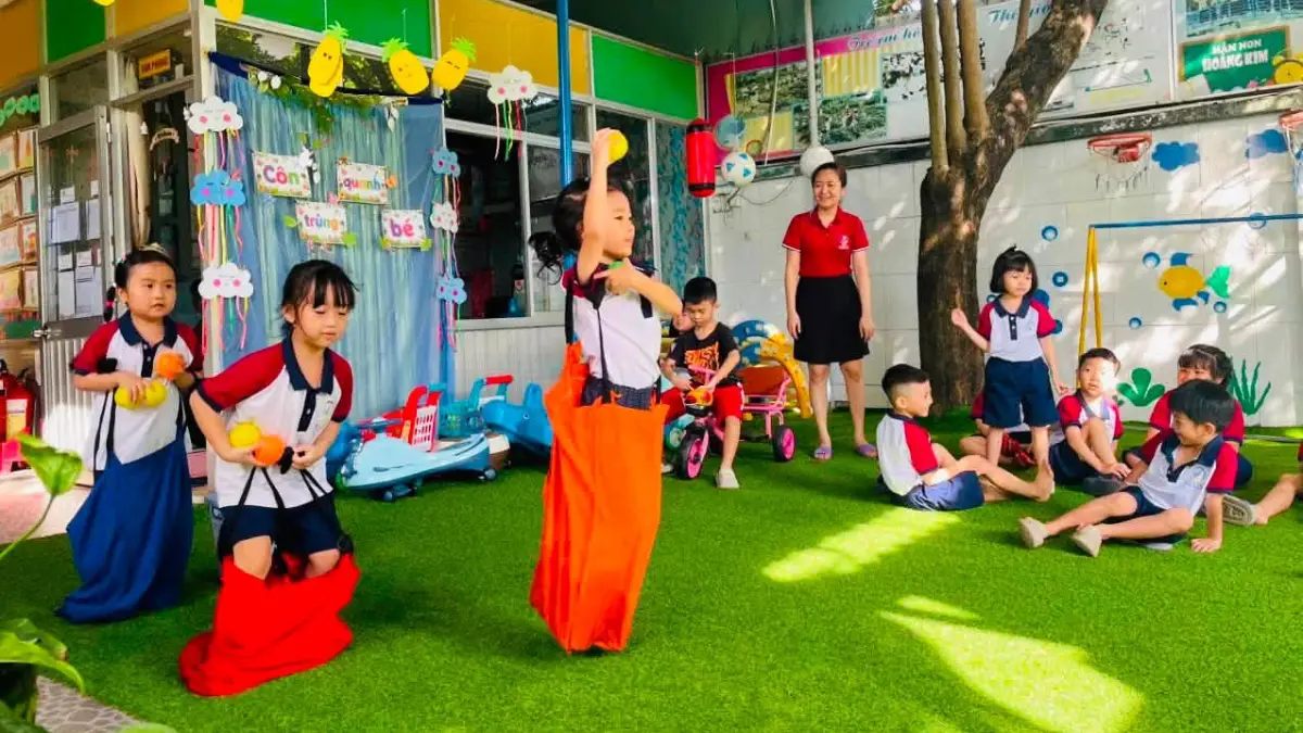 Các bé lớp Voi Hồng tham gia trò chơi nhảy bao bố tại Mầm non Hoàng Kim
