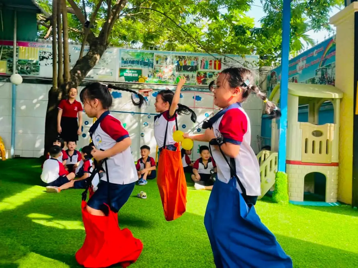 Bé lớp Voi Hồng cố gắng giữ thăng bằng khi nhảy bao bố