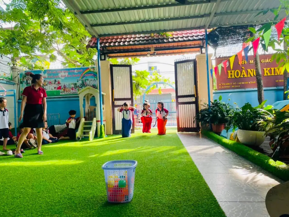 Các bé vui vẻ thi nhảy bao bố trên sân trường