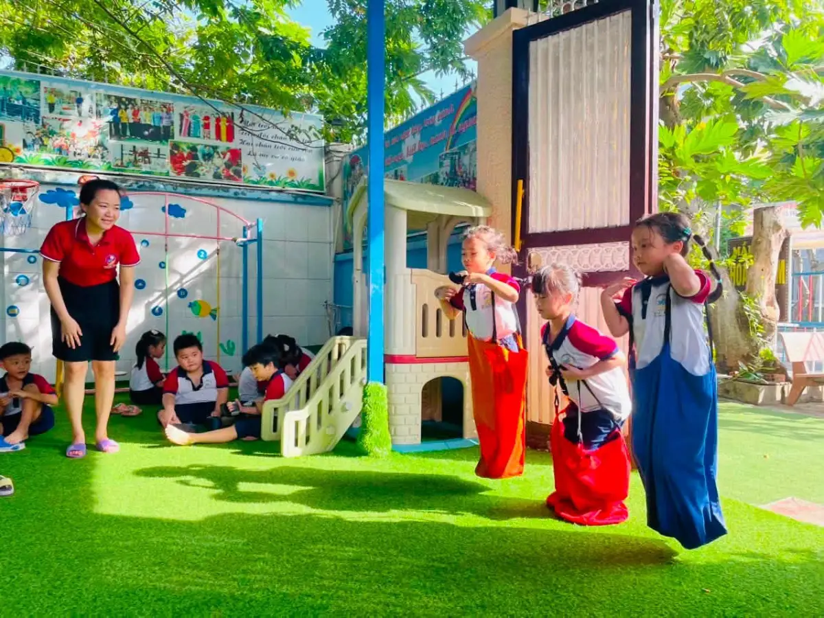 Cô giáo hướng dẫn các bé lớp Voi Hồng tham gia trò chơi vận động